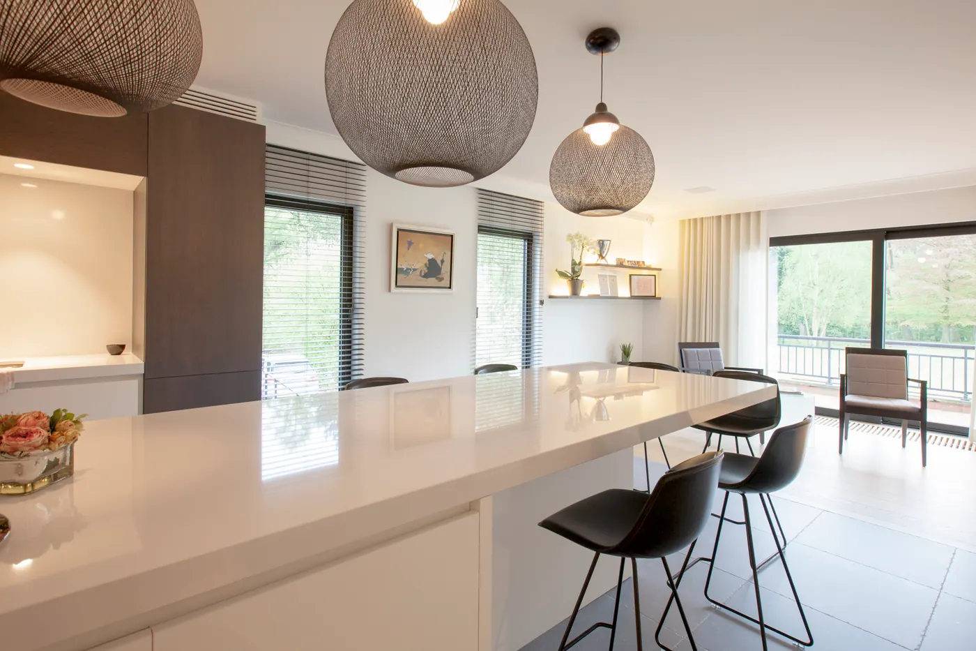 Gordijnen en raamdecoratie in een witte keuken