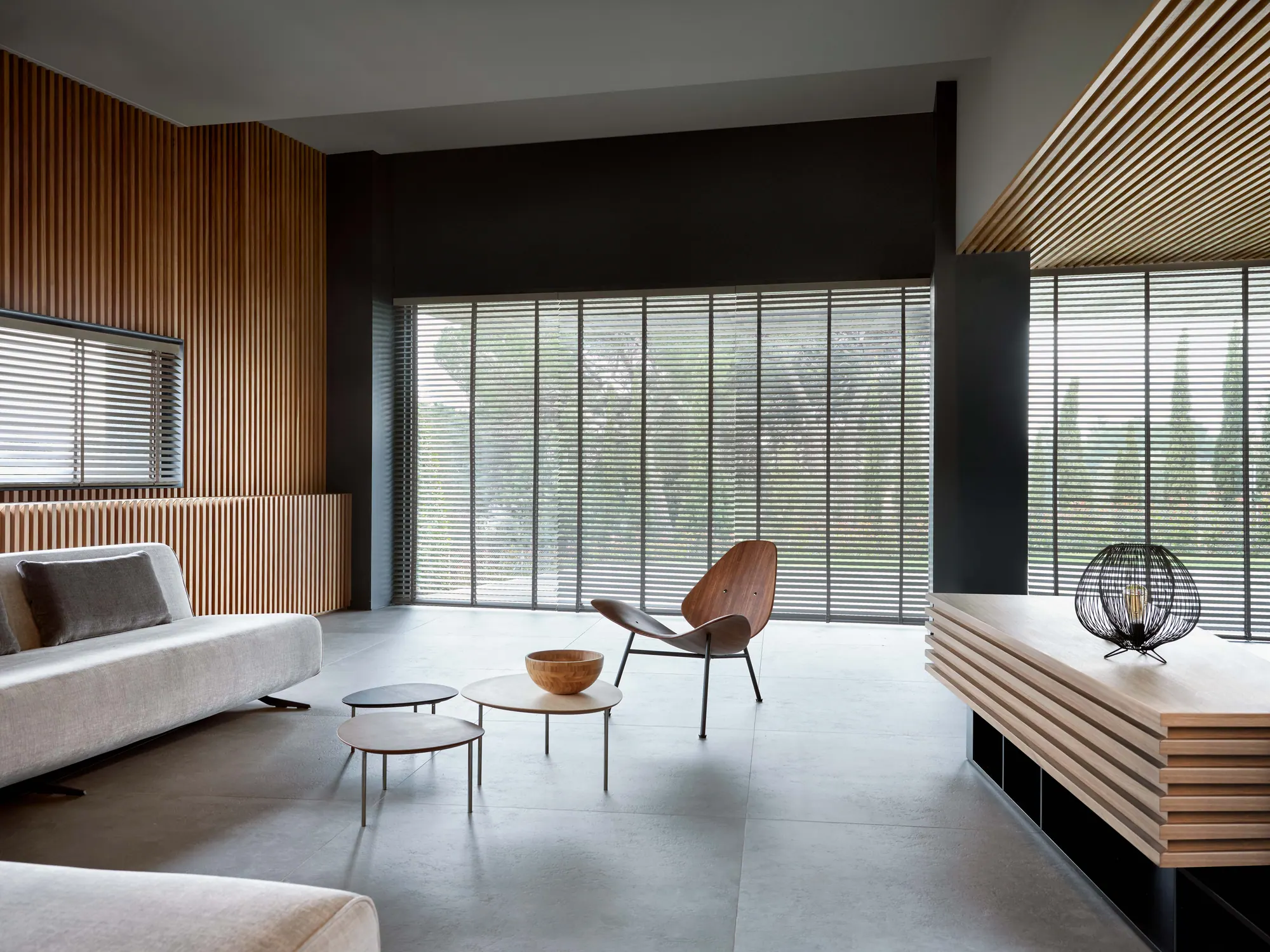 Modern interieur met houten jaloezieën op maat