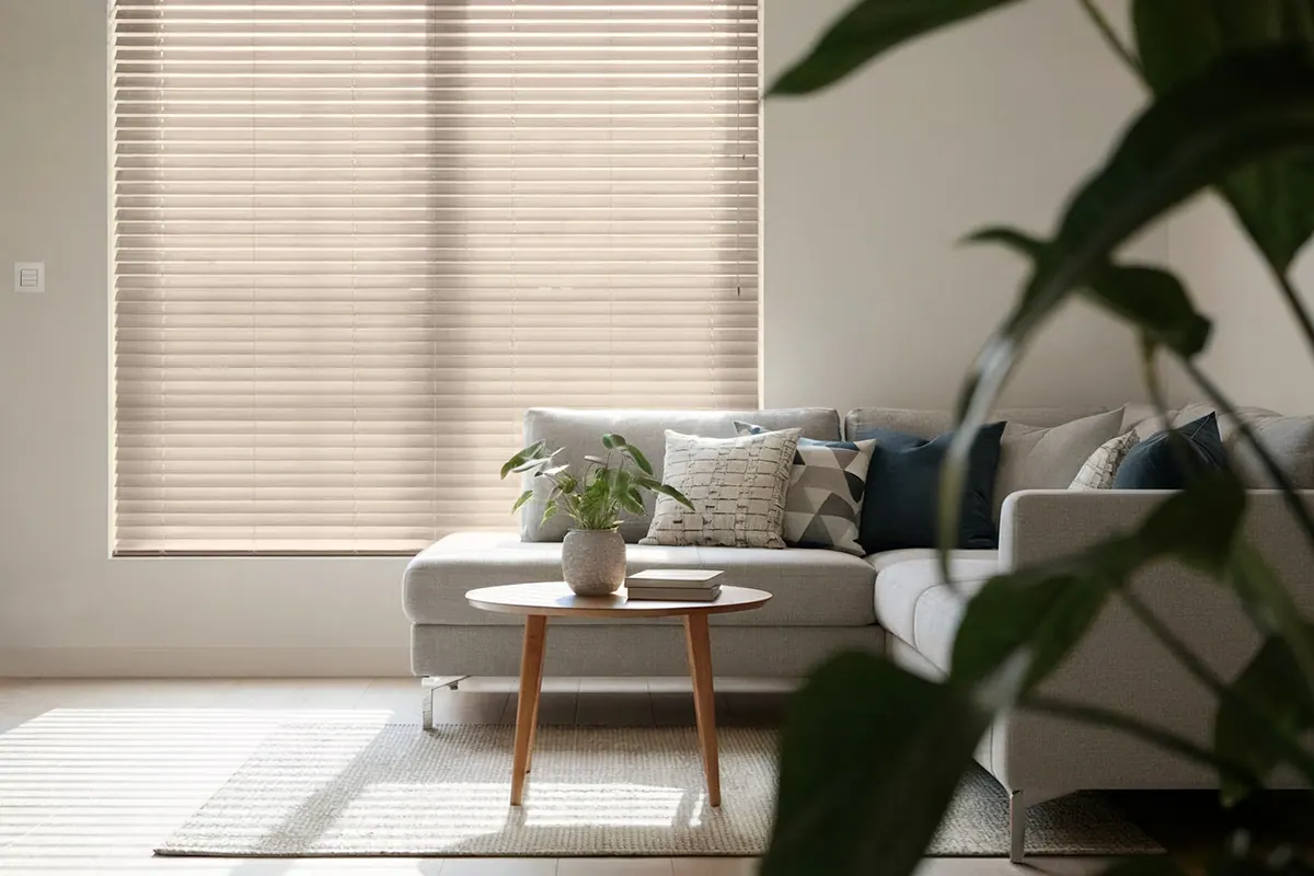 Houten jaloezieën in een warme woonkamer