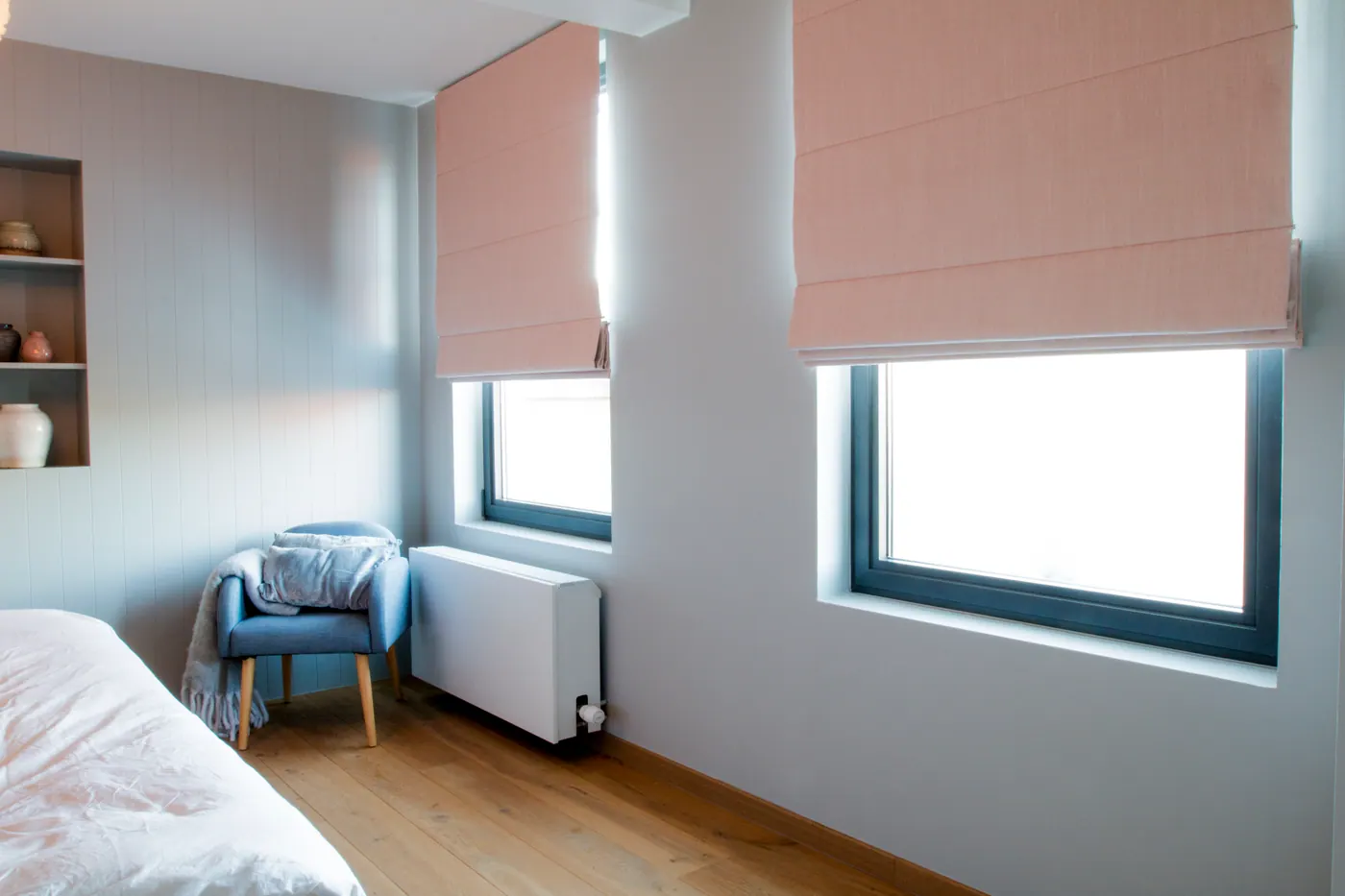 Gevoerde vouwgordijnen in een slaapkamer
